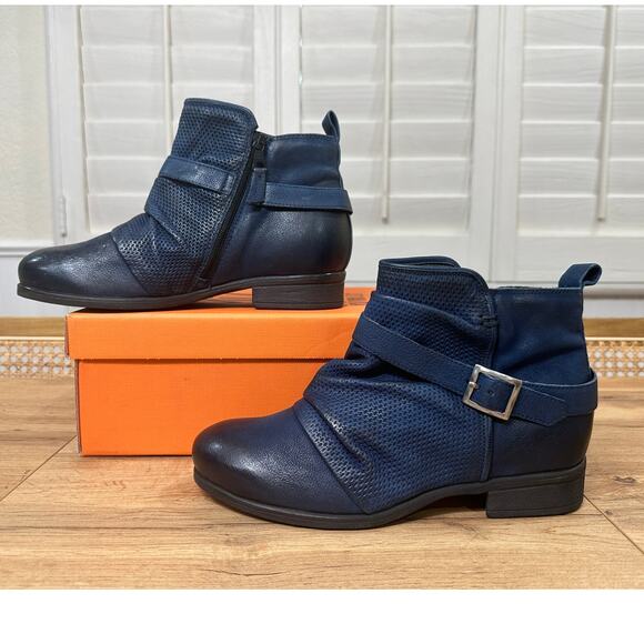 Miz Mooz Suzy Ankle Boots Sapphire Leather Size 9/9.5 Wide NIB Decorative Buckle - Picture 4 of 15